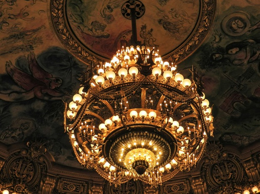 Chùm đèn trần sang trọng tại nhà hát Opera (Paris, Pháp) được thiết kế bởi kiến trúc sư Charles Garnier
