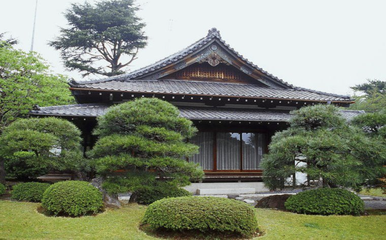 Biệt thự sân vườn có cửa kính cách tân ở Nhật