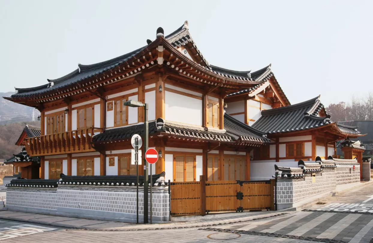 Nhà gỗ Hàn Quốc 2 mặt tiền mái cong trang trọng