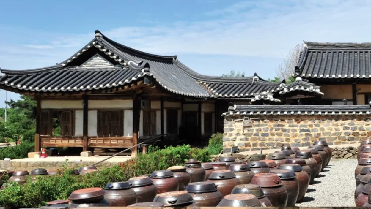 Nhà truyền thống Hanok có sân vườn nhiều chum vại gia vị