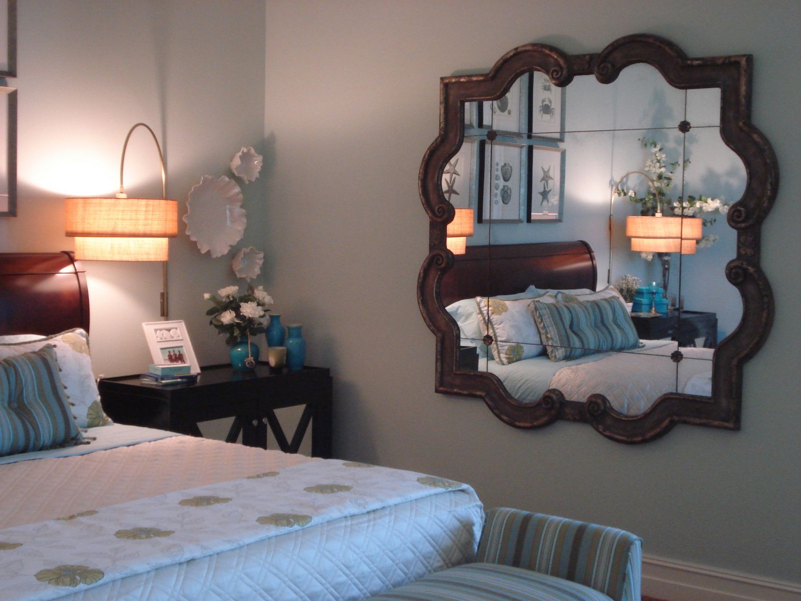 Không đặt gương chiếu thẳng vào giường