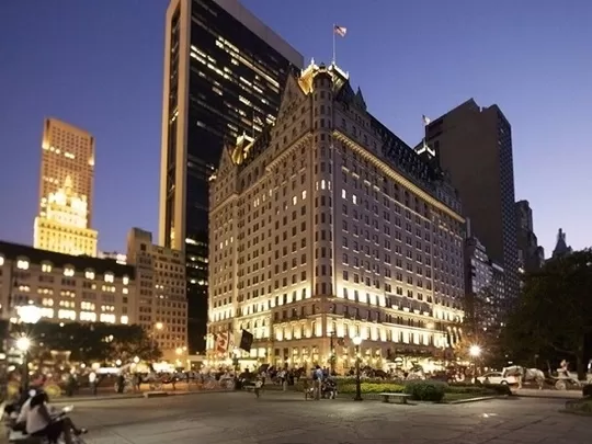 Các khách sạn cao cấp ở trung tâm New York thường được xây trên đất hình tam giác