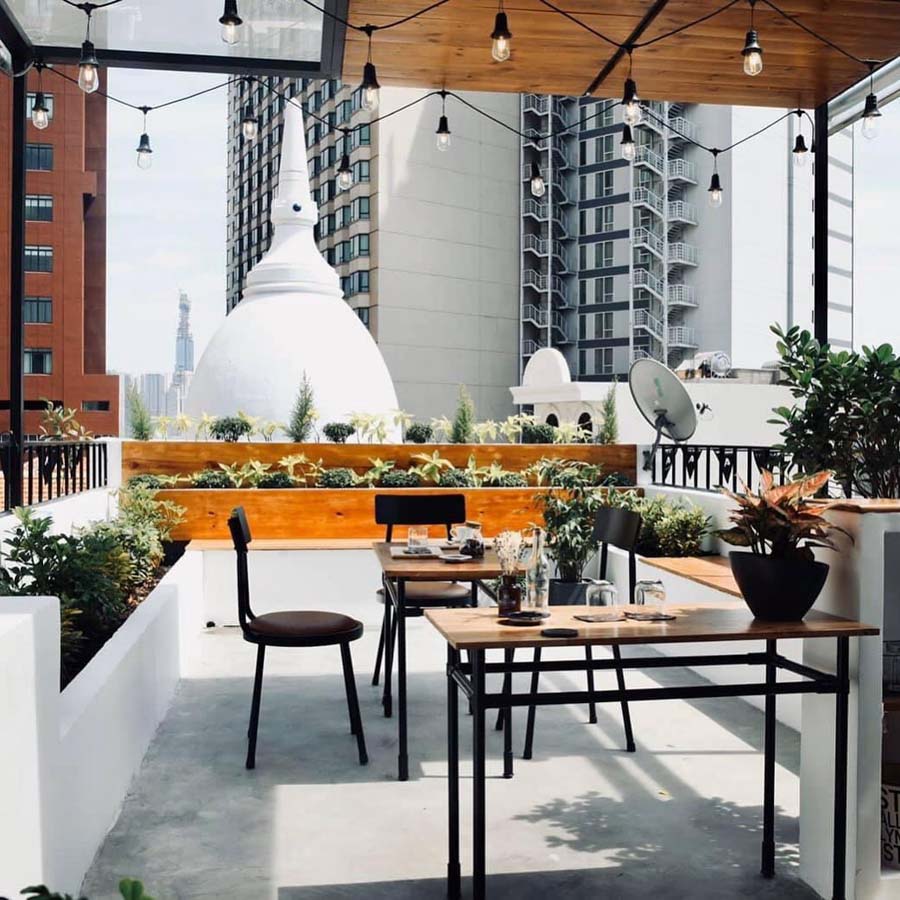 Đèn treo mềm mại tô điểm cho không gian cafe sân thượng kết hợp trồng vườn