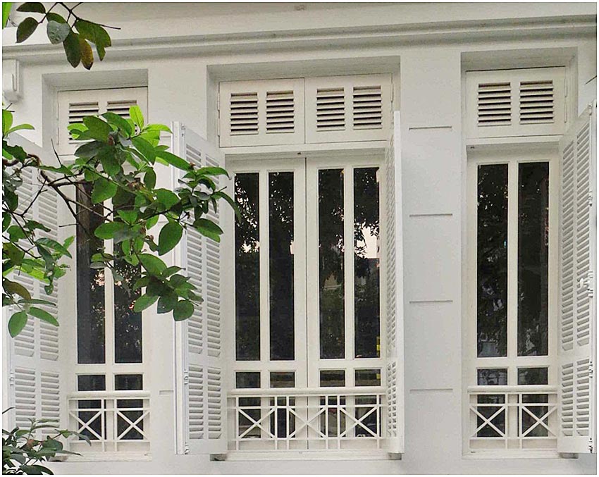 Cửa trong kính ngoài chớp giúp giảm tốc độ tăng nhiệt trước nhà