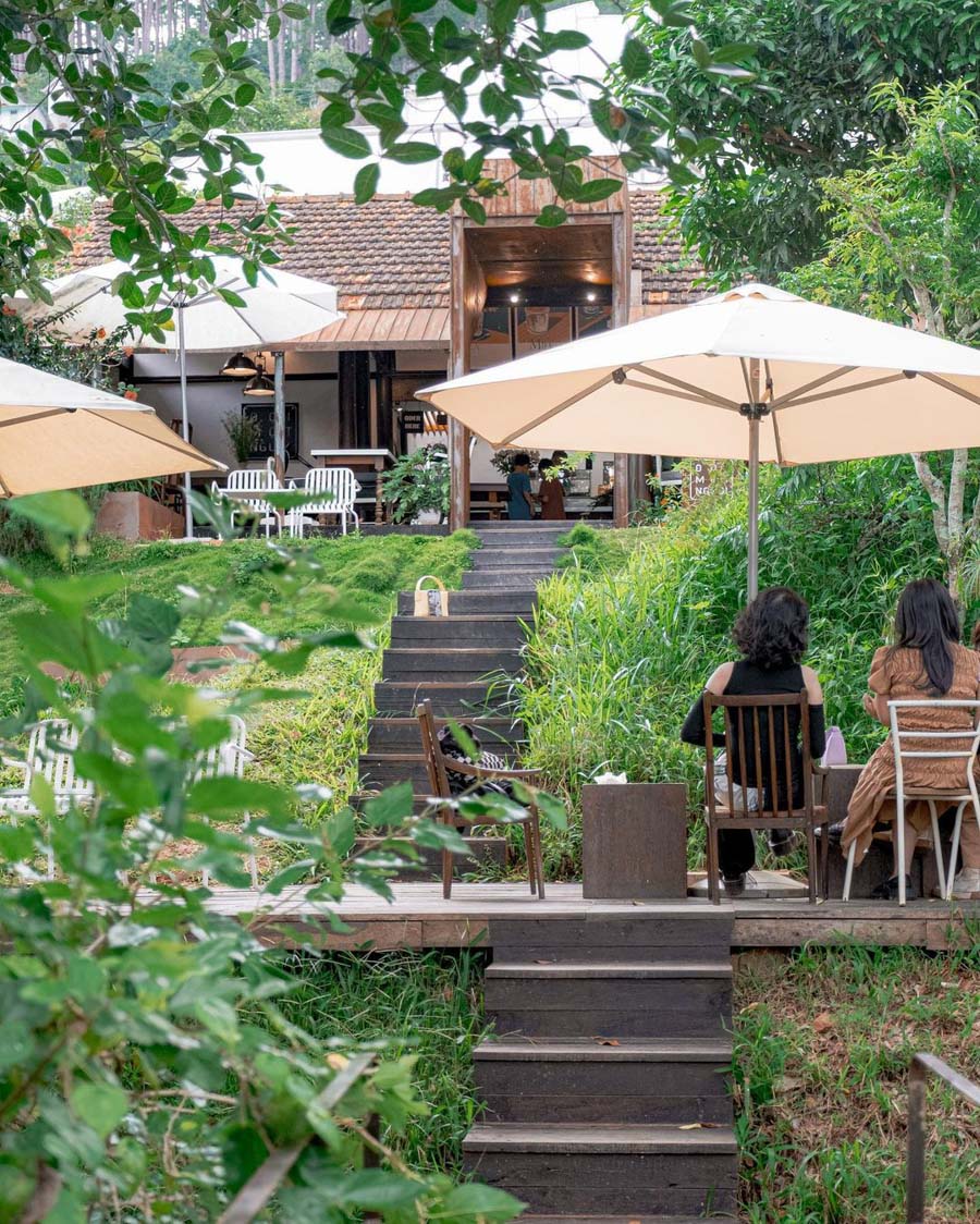 Khu nhà ở lấp ló phía sau mẫu cafe vườn tược trù phú