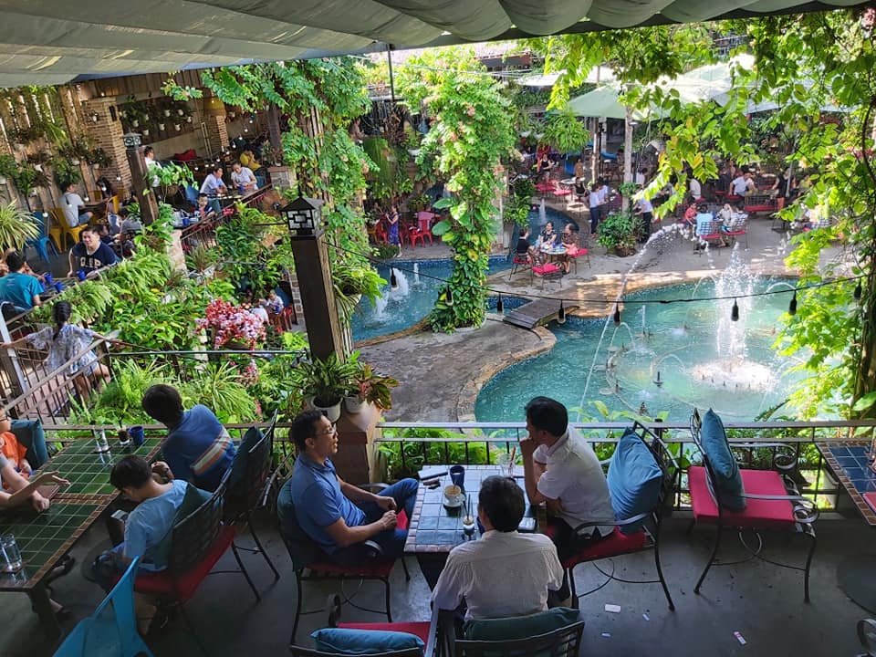 Trang trí tiểu cảnh mặt tiền nhà ngang 8m kinh doanh nên có thêm yếu tố thuỷ như ao cá Koi, hồ, đài phun nước,...