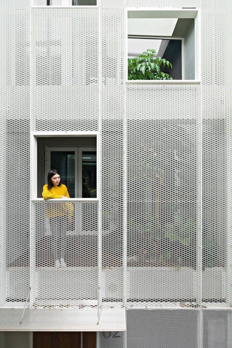 Ứng dụng lưới thép che chắn mặt trước nhà hướng Tây