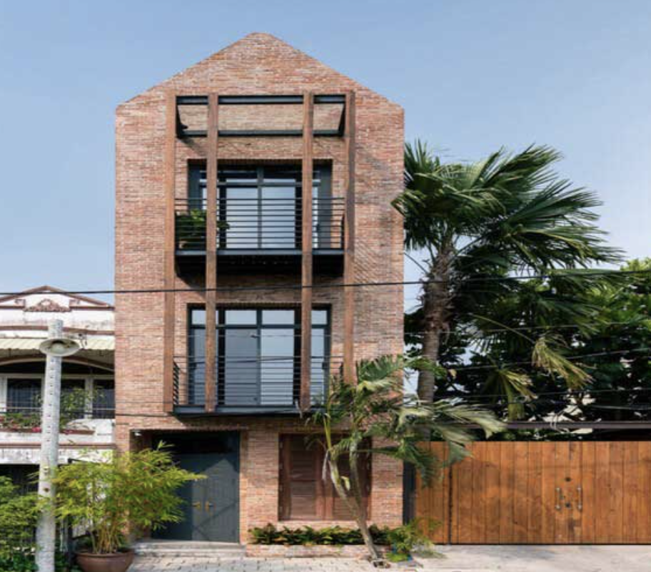 Biệt thự 3 tầng thiết kế tường gạch đỏ giữa lòng đô thị