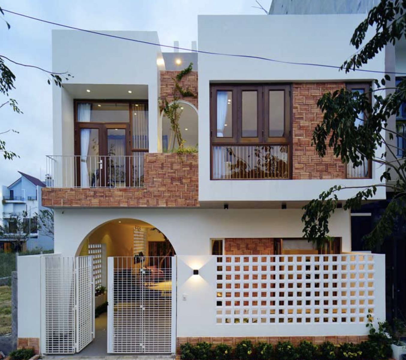 Mẫu nhà vuông 2 tầng lai trộn giữa nét đẹp cổ kính và tân thời