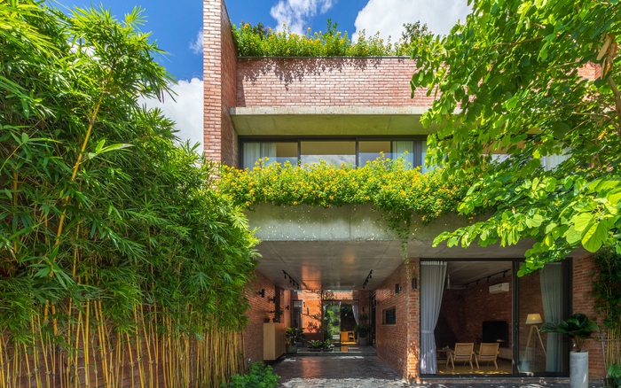 Ngôi nhà đẹp ven biển có tiểu cảnh sân vườn trù phú mượt mà