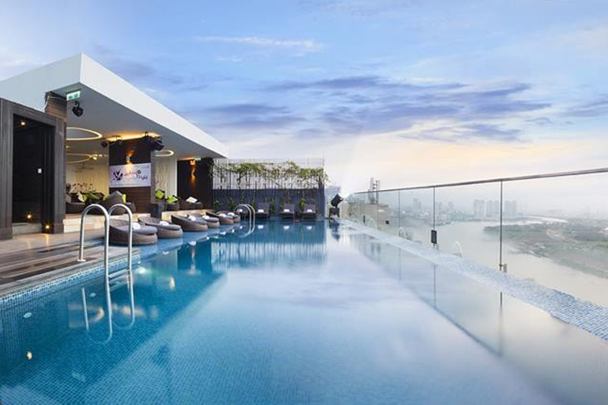 Bể bơi vô cực trên sân áp mái