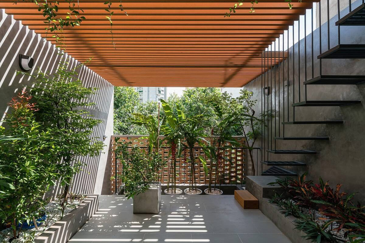 Dàn cây xanh dáng mảnh được sắp xếp để tạo điểm nhấn cho lan can