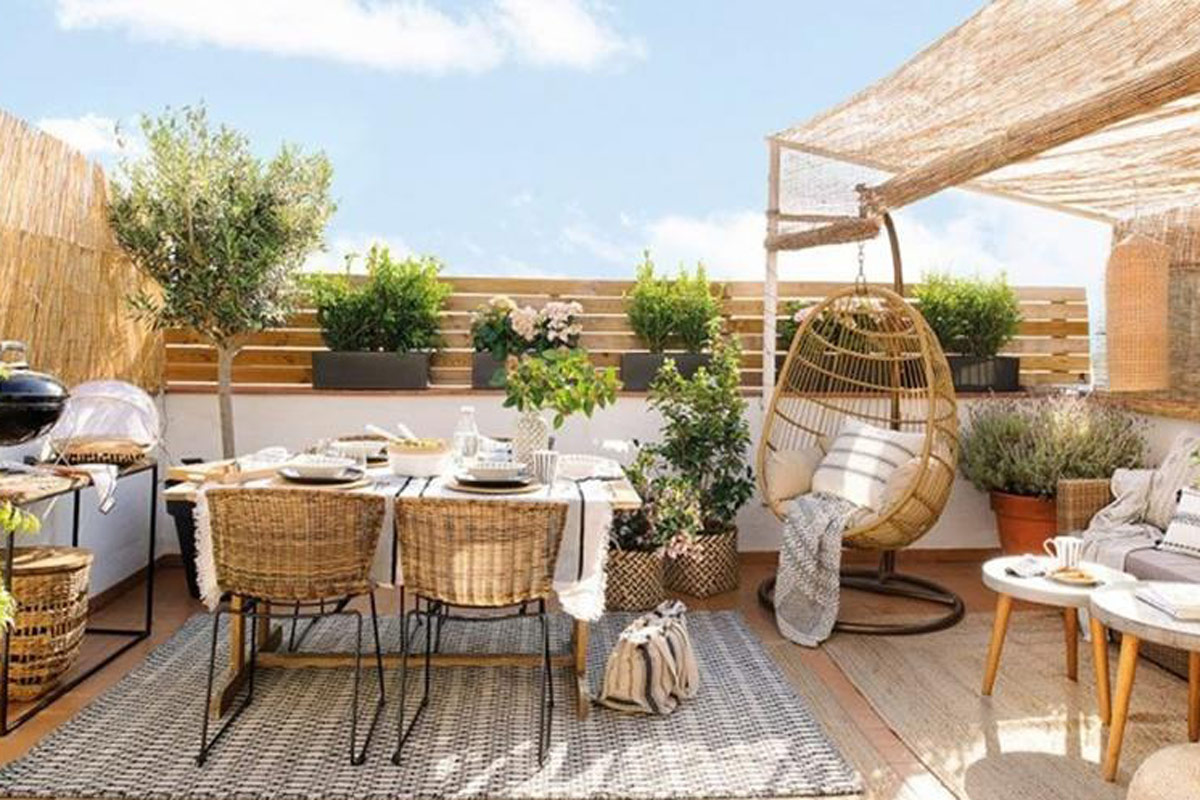 Dáng mái che góc sân bằng mây đẹp mộc dị kết hợp với bộ bàn ghế cùng chất liệu