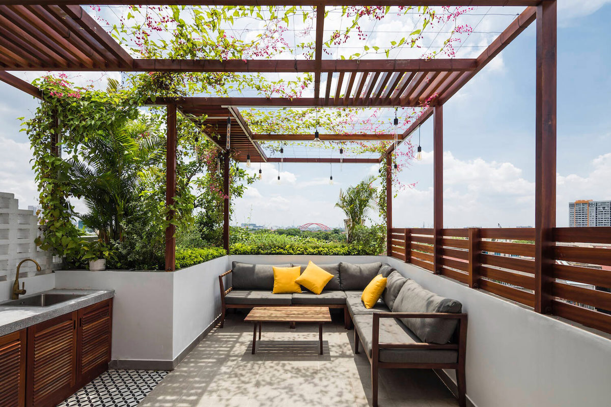 Hệ thống lam gỗ trồng vườn treo che bớt ánh nắng gắt cho sân thượng