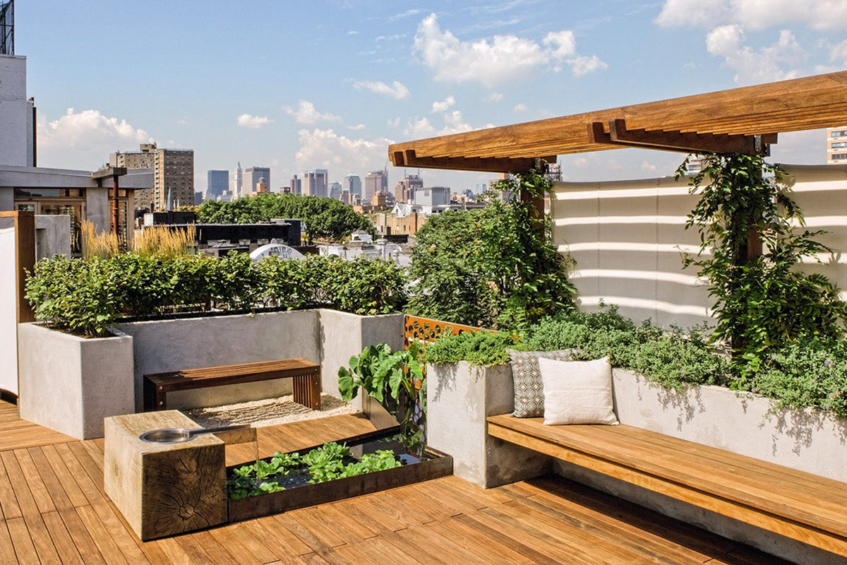 Mái che gỗ kết hợp sàn gỗ, ghế gỗ tạo không gian vườn rau đẹp nên thơ