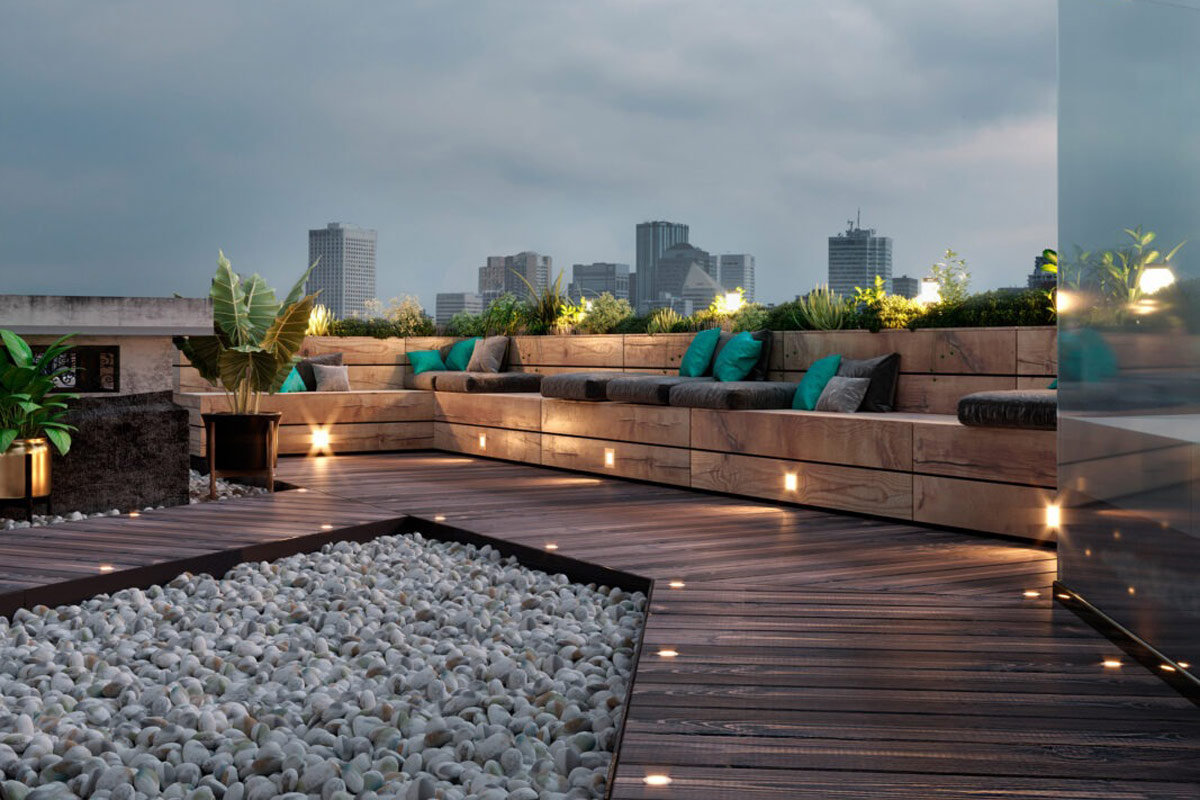 Mẫu sân thượng toả sáng lung linh về đêm với thiết kế ghế gỗ cộng hưởng đèn vàng ngoại thất