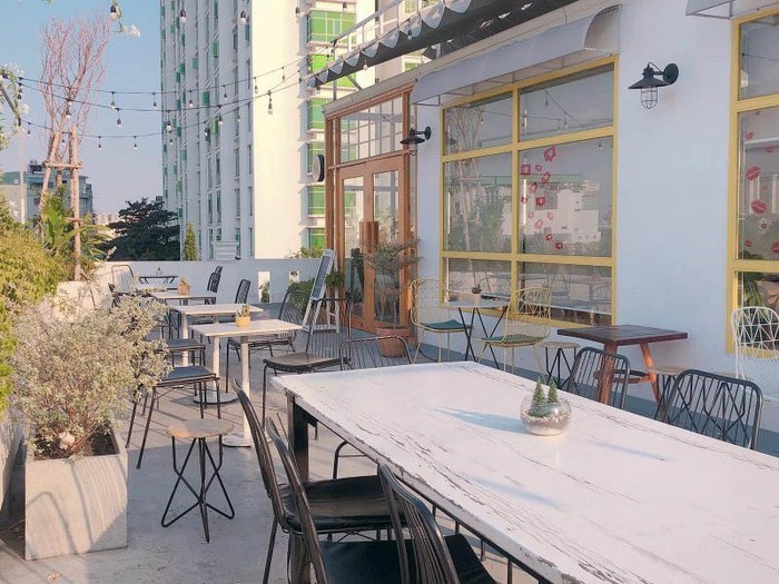 Sân thượng có thể dùng để kinh doanh cafe