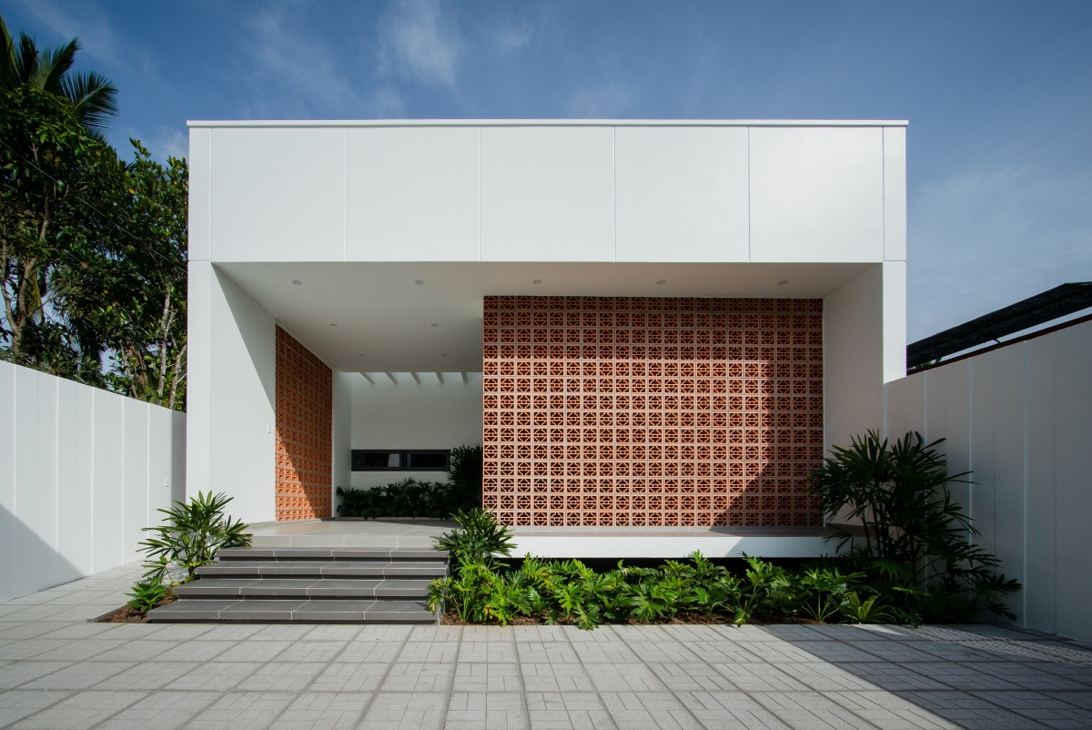 Xây khối nhà chính nên lùi vào sau để tạo chỗ cho không gian đệm sân sảnh