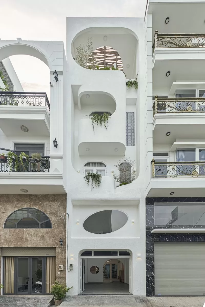 Căn nhà 4 tầng pha trộn sự trẻ trung của phong cách hiện đại với sự phóng khoáng của nắng gió Địa Trung Hải