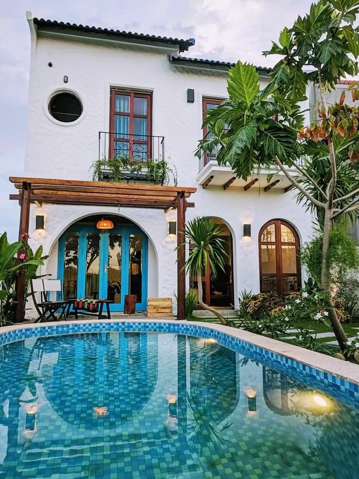 Căn nhà tường trắng, ngói xanh mang dáng dấp kiến trúc Địa Trung Hải 