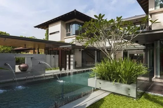 Một góc bể bơi thấp thoáng sau rặng cây yên bình