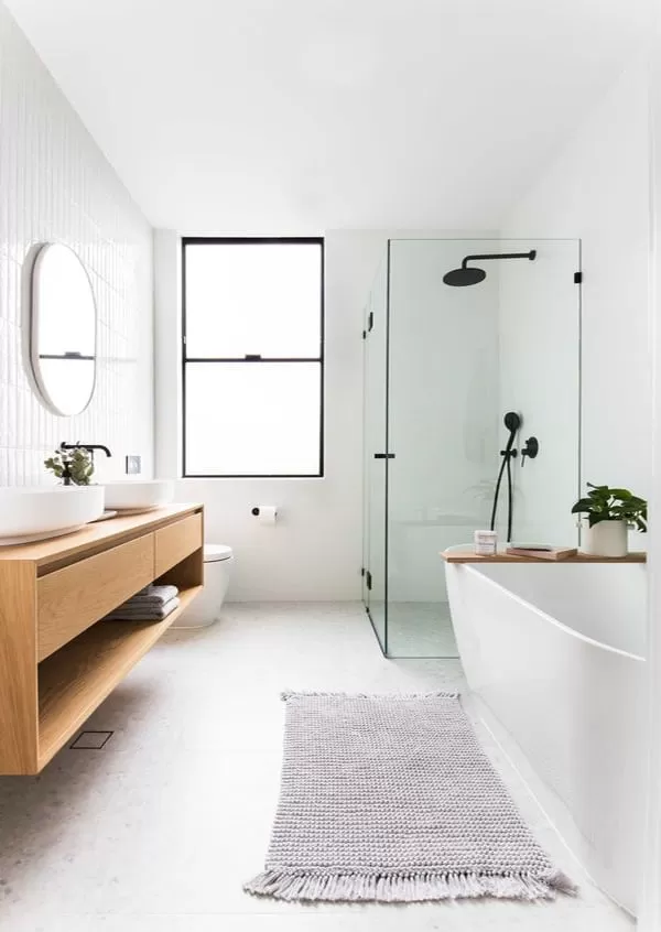 Thảm mềm là phụ kiện quen thuộc trong thiết kế minimalist bathroom - phòng tắm tối giản