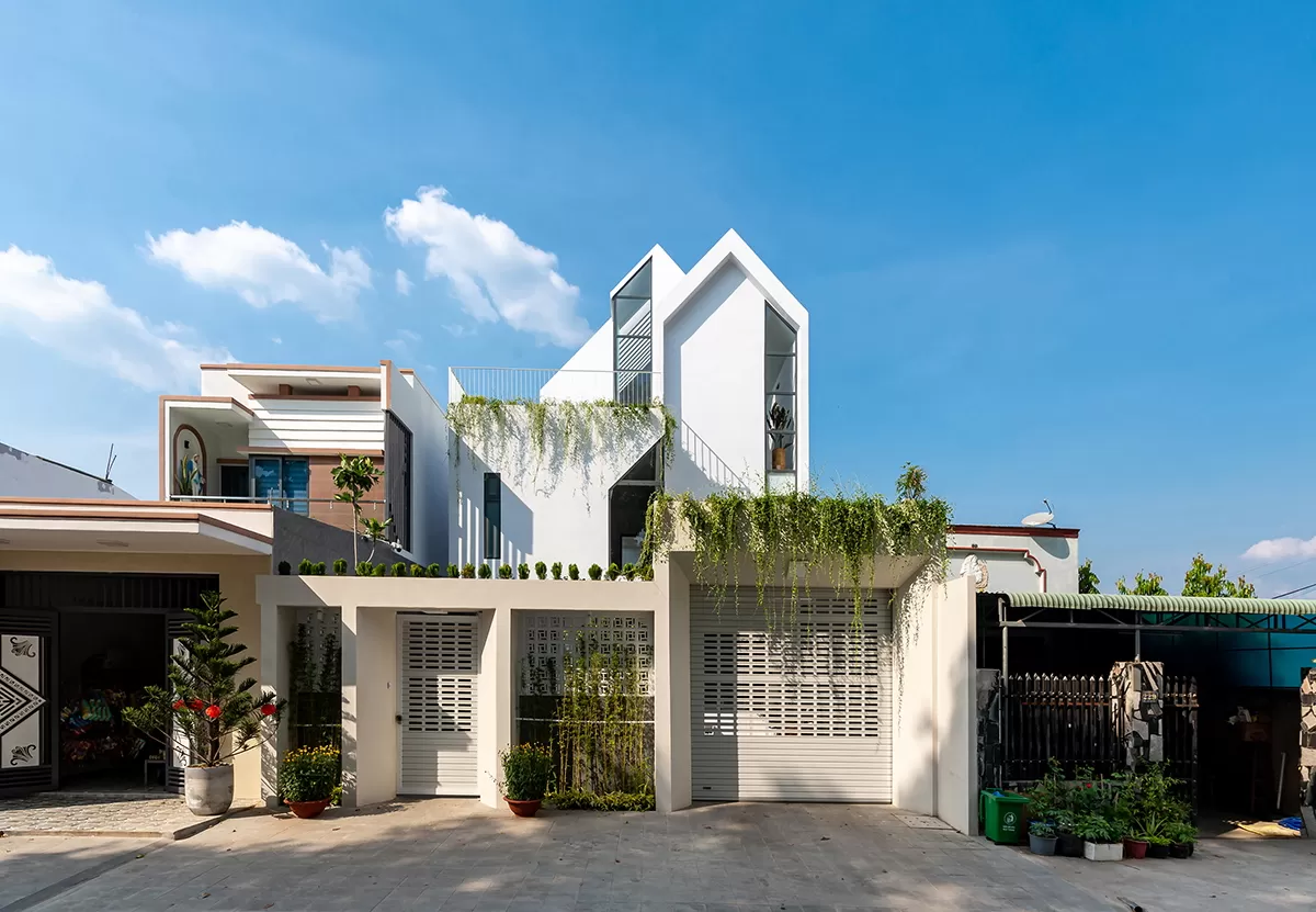 Cả ngôi nhà ngập tràn sắc vàng của nắng và sắc xanh của cỏ cây