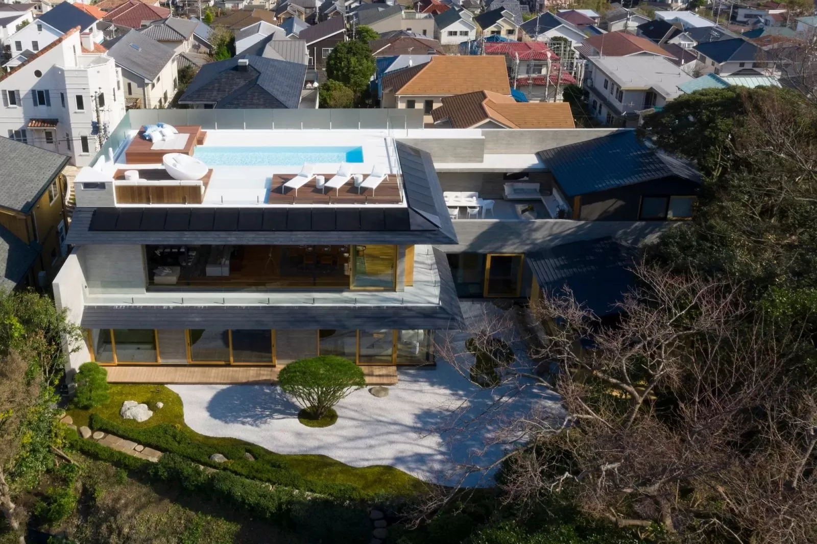 Những tiện ích phụ được trang trí thêm trên tầng mái mẫu nhà đẹp 2 tầng mái bằng Nhật Bản
