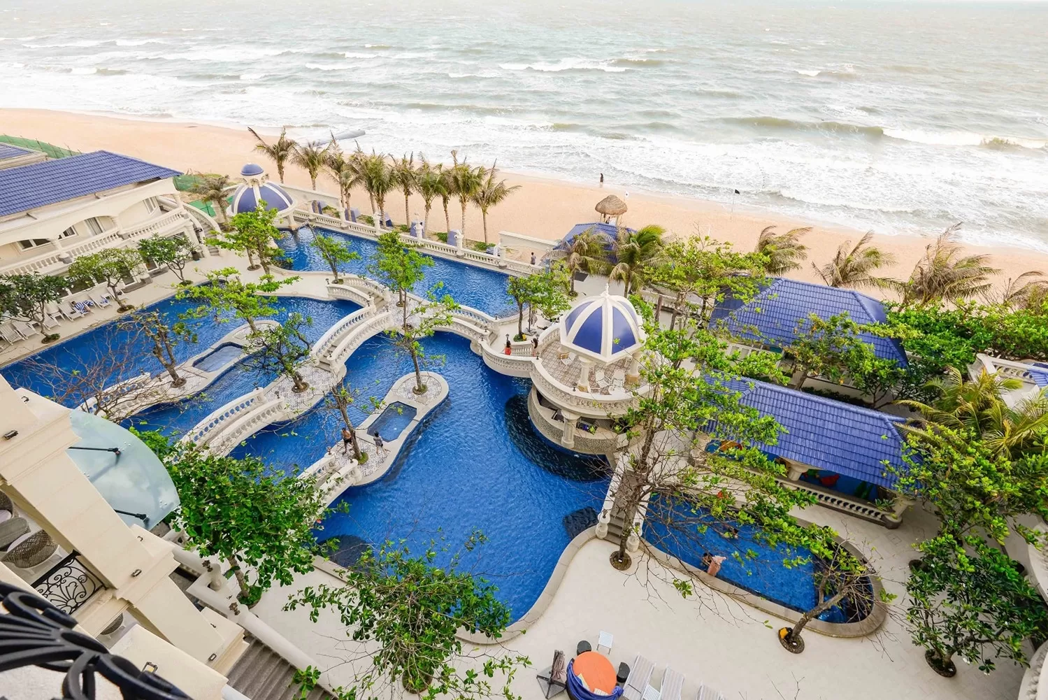 Khuôn viên resort bố trí các khu vực nhà hàng, bể bơi khu vui chơi