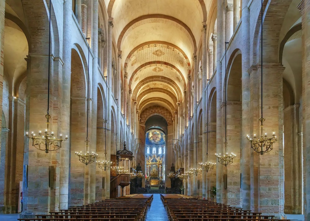 Mặt bằng Basilica là một hình chữ nhật dài và mảnh