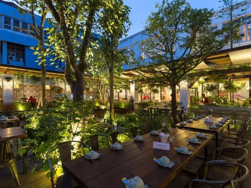 Nhà hàng thiết kế sân vườn giúp tiết kiệm chi phí