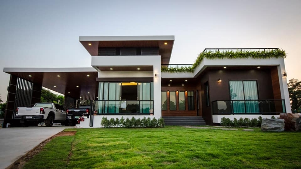 Biệt thự này được thiết kế với những tấm kính lớn, mang lại ánh sáng tự nhiên và tầm nhìn tuyệt đẹp từ mọi phòng.
