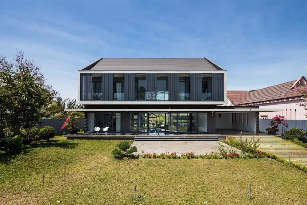 Biệt thự vườn 2 tầng hiện đại mái nhật dốc