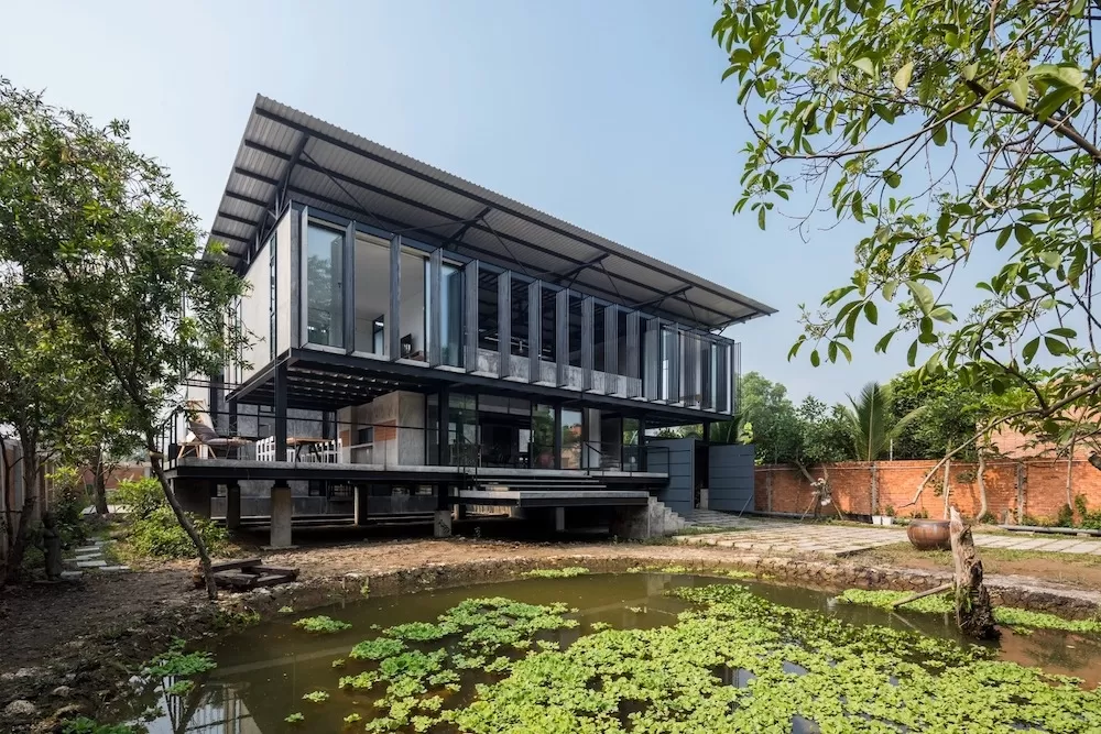 Nhà 2 tầng kiến trúc Nhật có ao cá trước nhà phong cách hiện đại