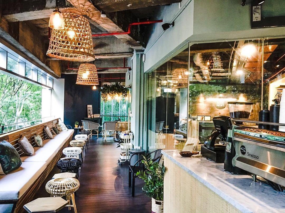 Quán cafe được trang trí với không gian độc đáo