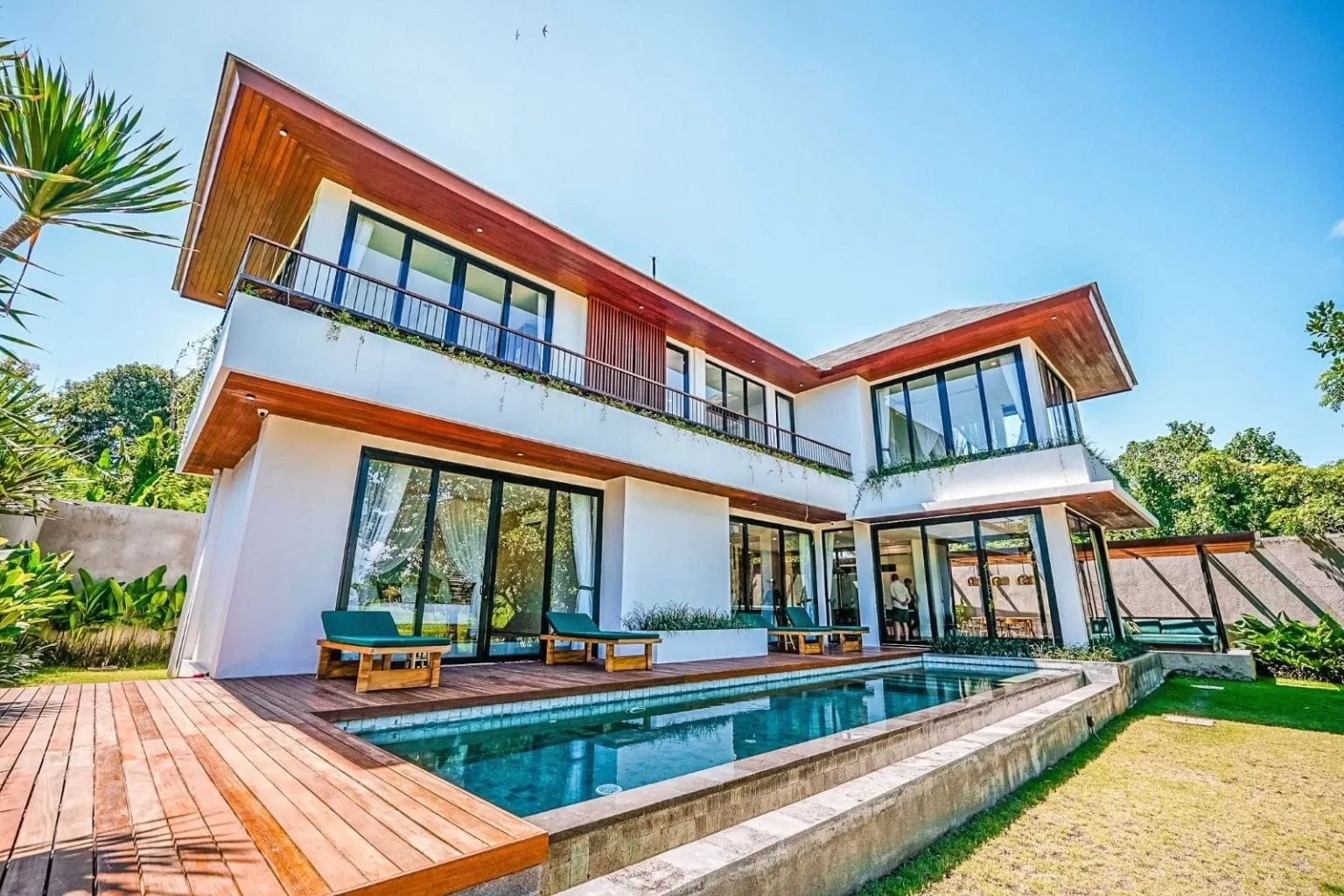 Vị trí đặt hồ bơi tốt nhất là ở mặt trước nhà biệt thự