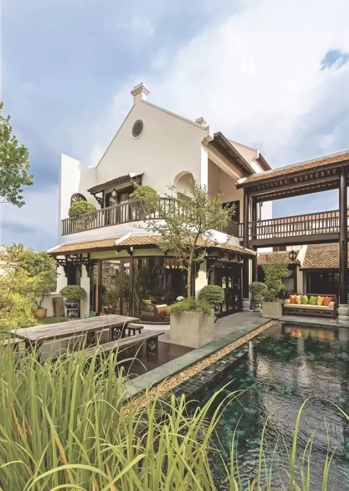 Nhà vườn 2 tầng sang trọng phong cách Đông Dương
