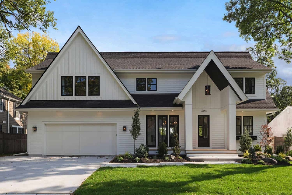 Thiết kế nhà đặc trưng với bức tường trắng