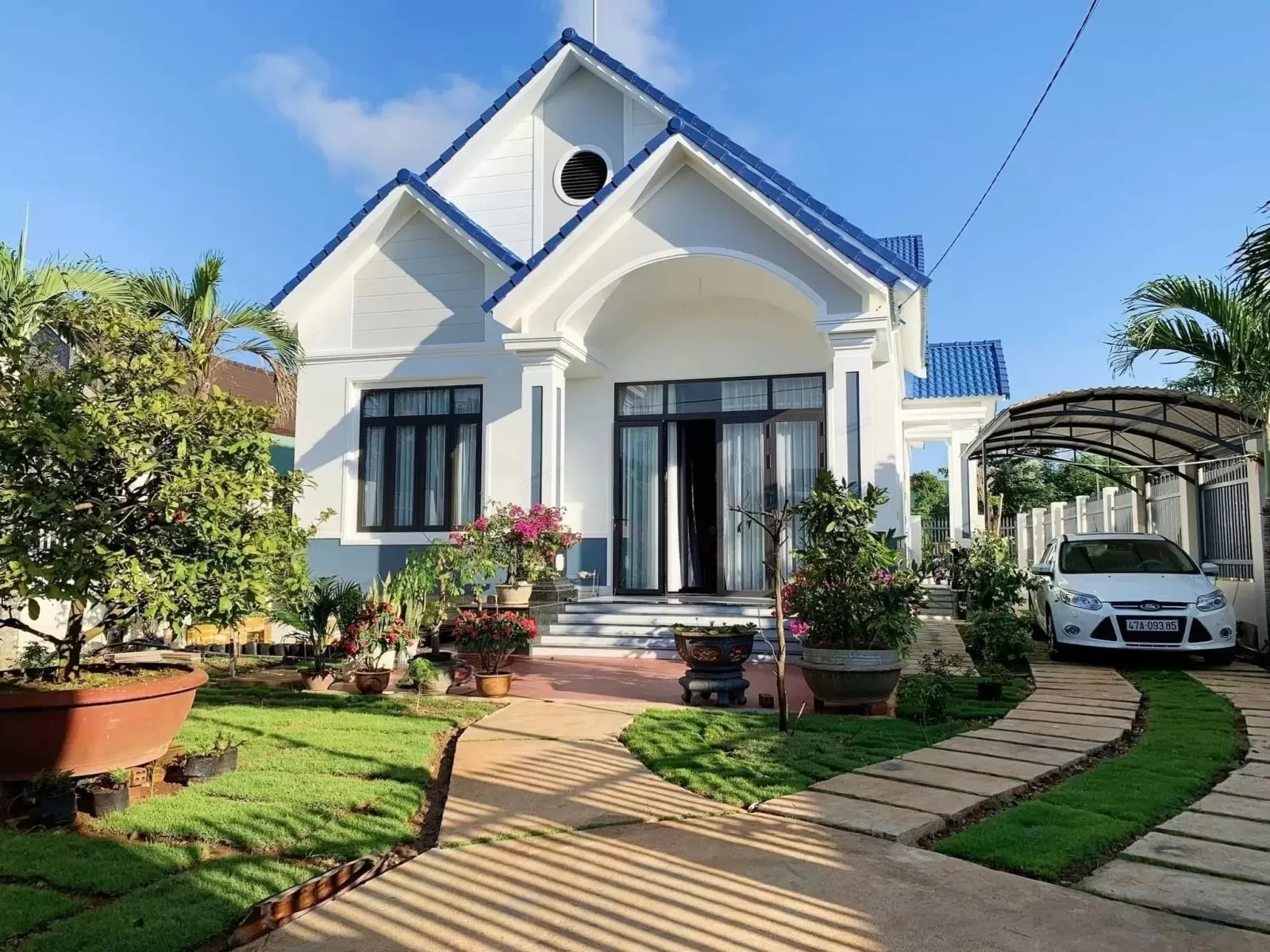 Thiết kế nhà vuông mái thái 1 tầng 120m2 châu Âu hiện đại