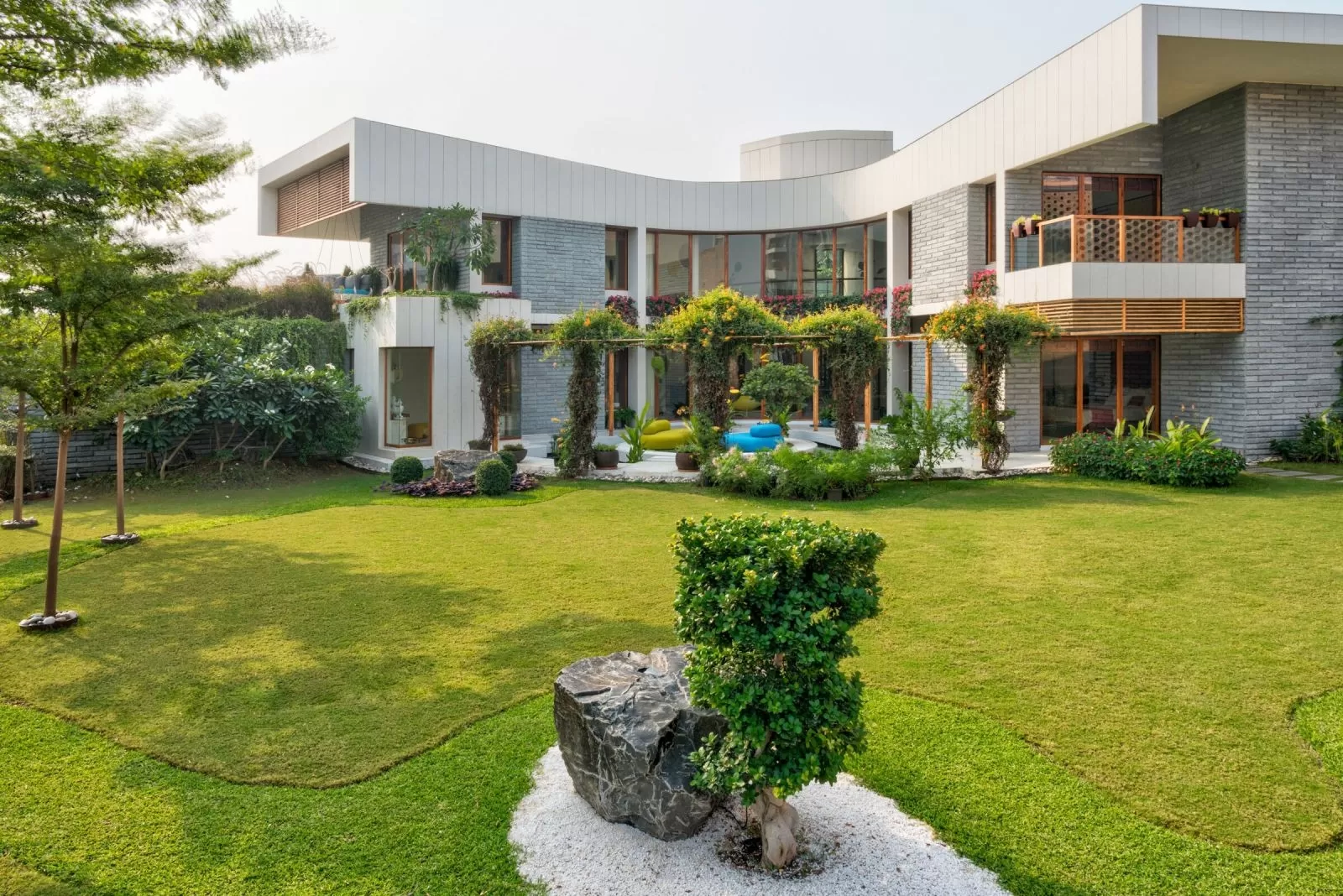 Biệt thự nhà vườn hiện đại 2 tầng 150m2 hình cánh diều