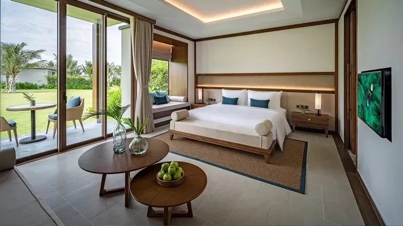 Biệt thự nghỉ dưỡng 1 tầng được xây dựng ở các khu du lịch như vùng đồi núi, ven biển và ở những địa điểm có tầm nhìn đẹp. Những mẫu biệt thự này có không gian sống tiện nghi, phục vụ nhu cầu nghỉ ngơi thư giãn cho gia đình, có bể bơi, sân vườn phù hợp với xu hướng nghỉ dưỡng hiện nay.