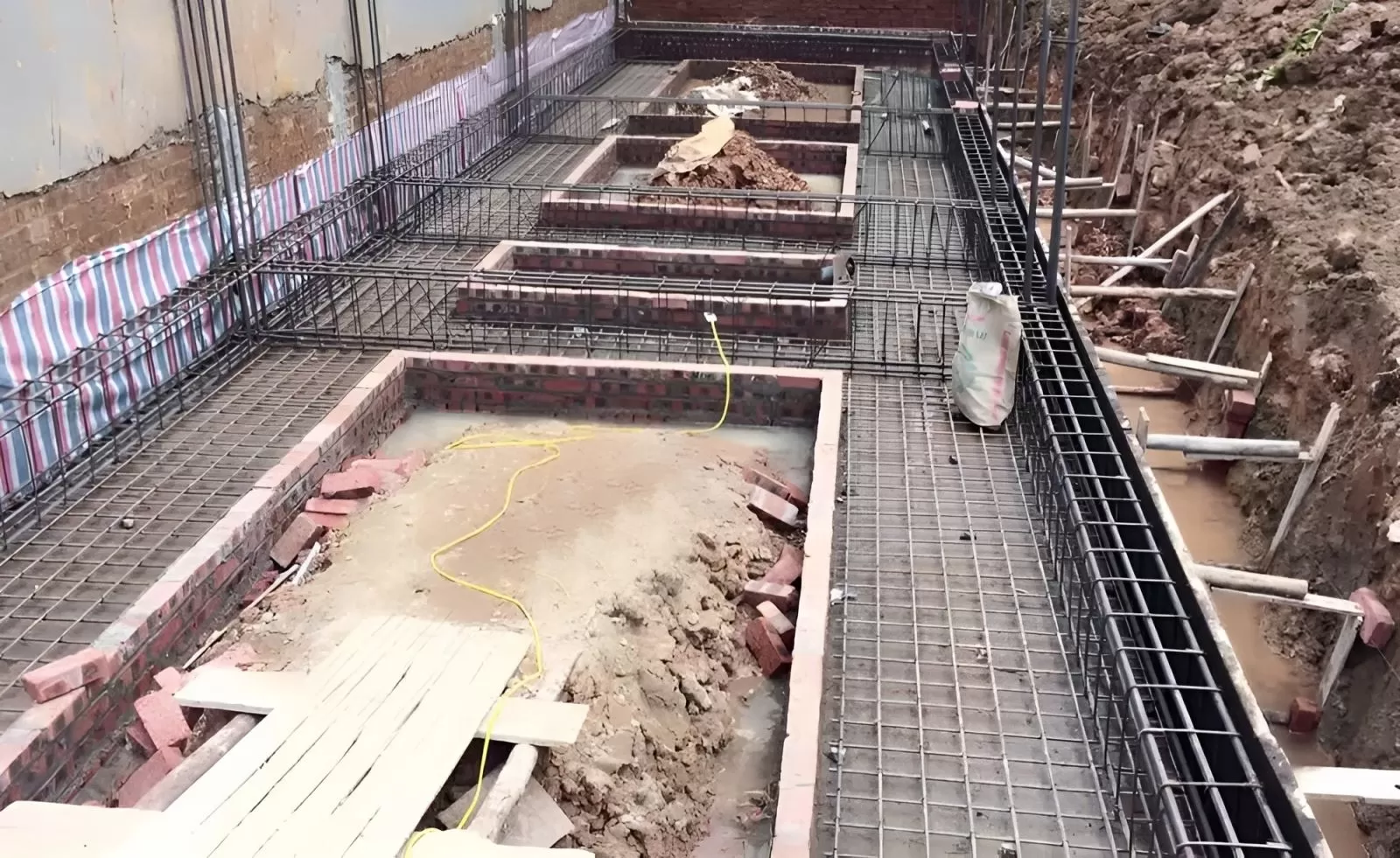 Móng băng hoặc móng nền chính là những kết cấu kỹ thuật cơ bản để xây dựng được một ngôi nhà. Được thiết kế nằm phần dưới cùng của toàn bộ công trình xây dựng.