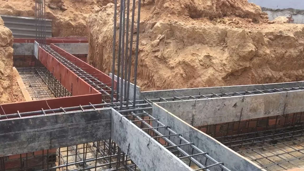 Móng băng hoặc móng nền chính là những kết cấu kỹ thuật cơ bản để xây dựng được một ngôi nhà. Được thiết kế nằm phần dưới cùng của toàn bộ công trình xây dựng.