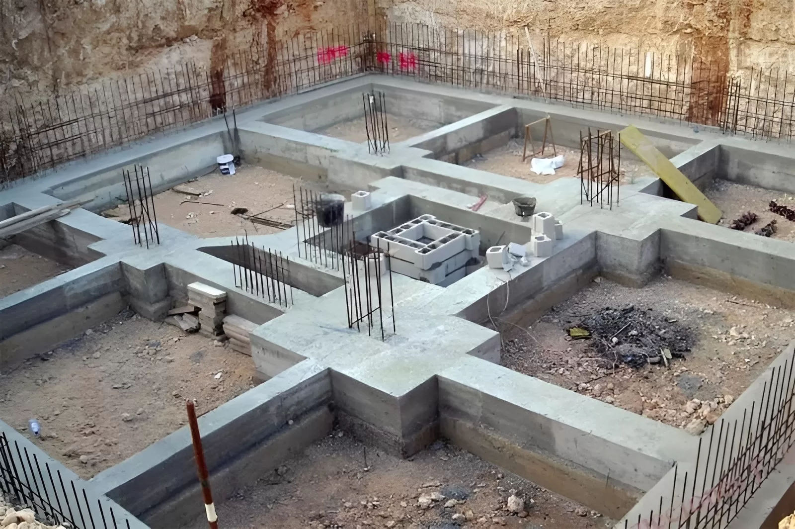 Móng băng hoặc móng nền chính là những kết cấu kỹ thuật cơ bản để xây dựng được một ngôi nhà. Được thiết kế nằm phần dưới cùng của toàn bộ công trình xây dựng.