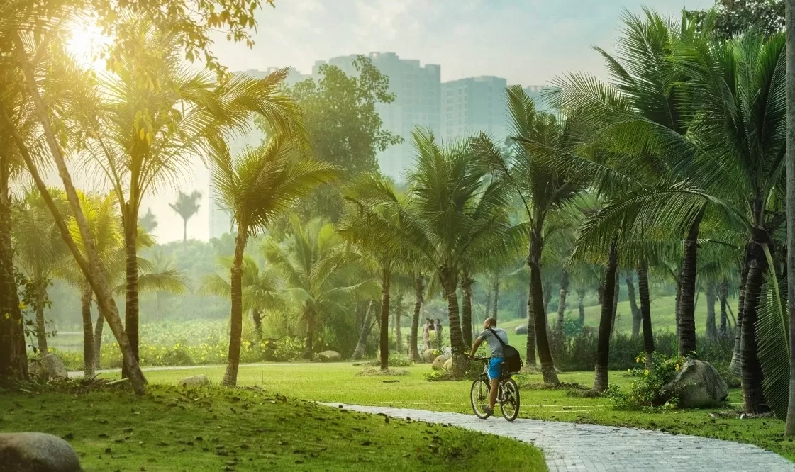 Kiến trúc chữa lành tập trung vào việc đưa thiên nhiên vào không gian sống, hòa mình vào đó để từ đấy thúc đẩy quá trình phục hồi, bảo vệ sức khỏe