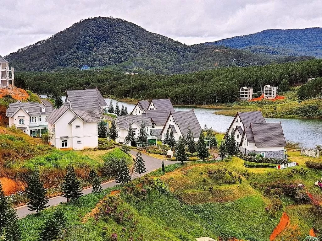 Kiến trúc chữa lành tập trung vào việc đưa thiên nhiên vào không gian sống, hòa mình vào đó để từ đấy thúc đẩy quá trình phục hồi, bảo vệ sức khỏe