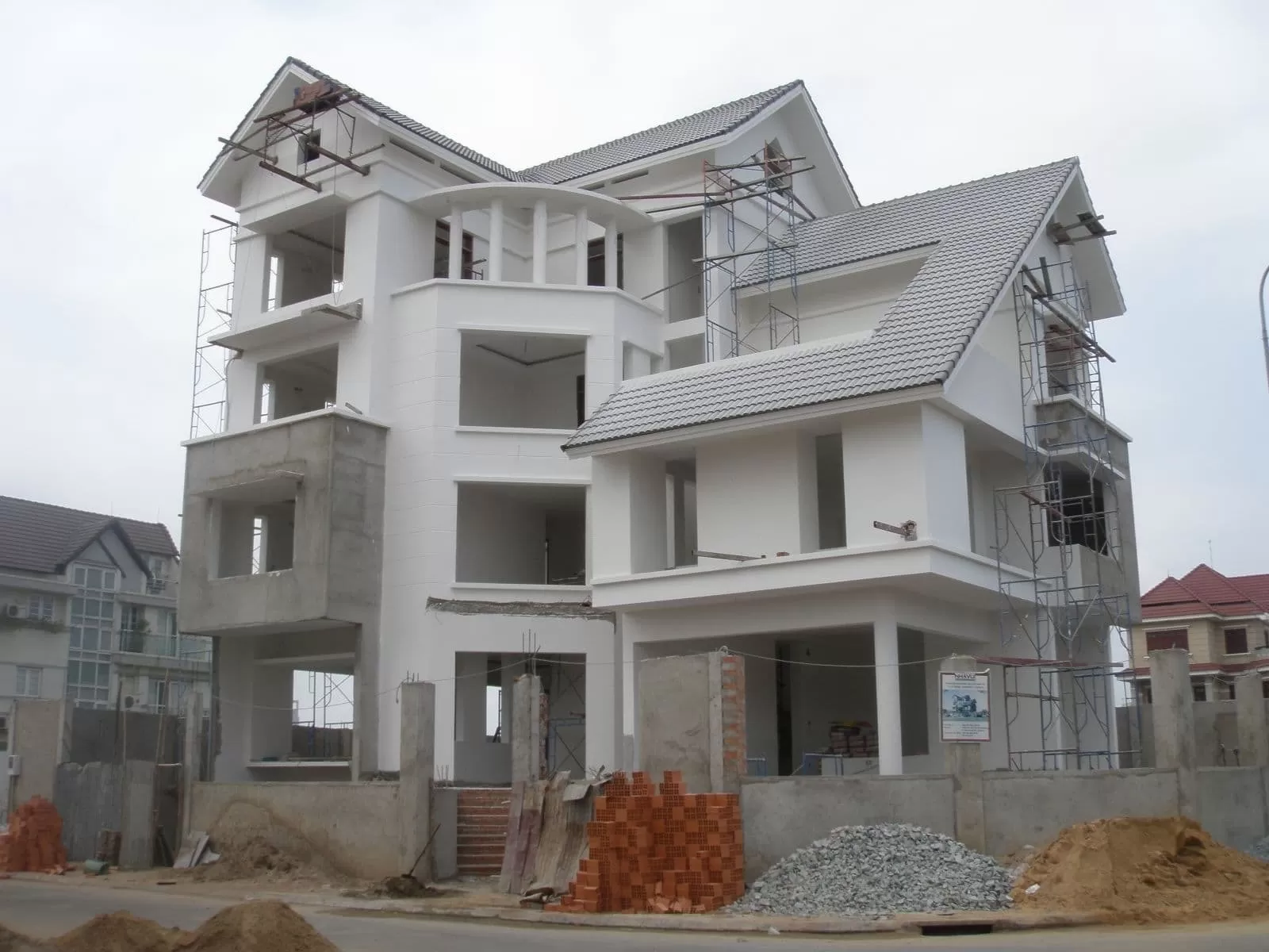 Xây nhà bằng vật liệu nhẹ ngày một phổ biến trong xây dựng nhà ở hiện nay. Với đặc điểm nổi trội như thi công nhanh, chống chịu nước, ngăn chặn sự tấn công với mối mọt và các yếu tố thời tiết