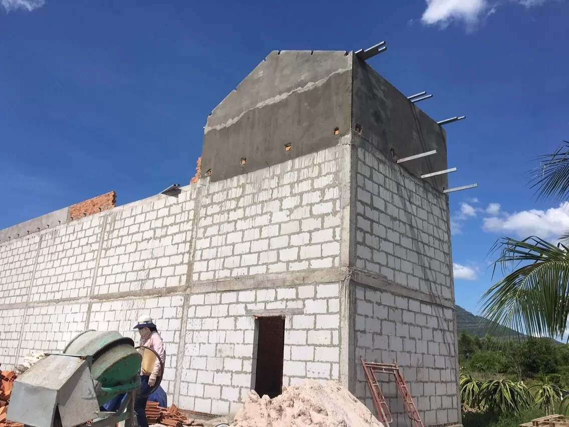 Xây nhà bằng vật liệu nhẹ ngày một phổ biến trong xây dựng nhà ở hiện nay. Với đặc điểm nổi trội như thi công nhanh, chống chịu nước, ngăn chặn sự tấn công với mối mọt và các yếu tố thời tiết