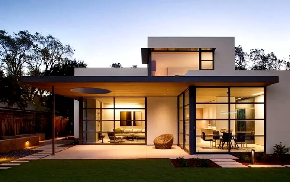 Ngôi nhà có kiểu dáng hiện đại, với nhiều cửa sổ