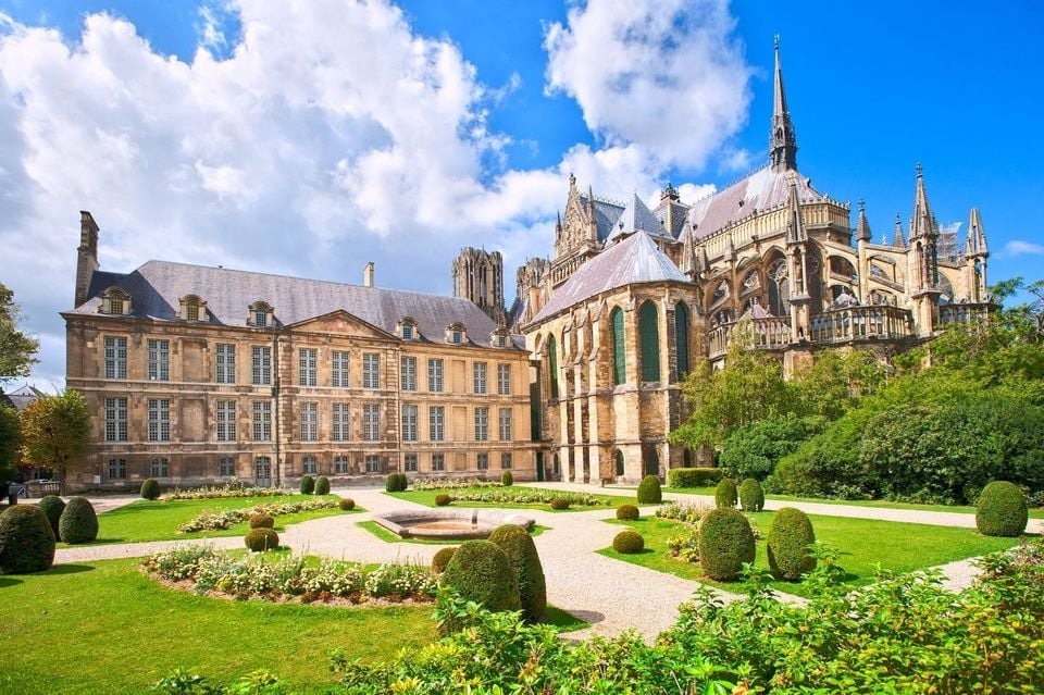 Kiến trúc Gothic là phong cách kiến trúc bắt đầu phát triển từ nửa sau thời Trung cổ ở Tây Âu. Lối kiến trúc này thể hiện rõ nhất trong vẻ đẹp các nhà thờ, thánh đường và một số công trình dân dụng khác